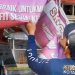 Petugas Bapenda Kota Gorontalo tengah menertibkan reklame liar. (Foto: Kominfo)
