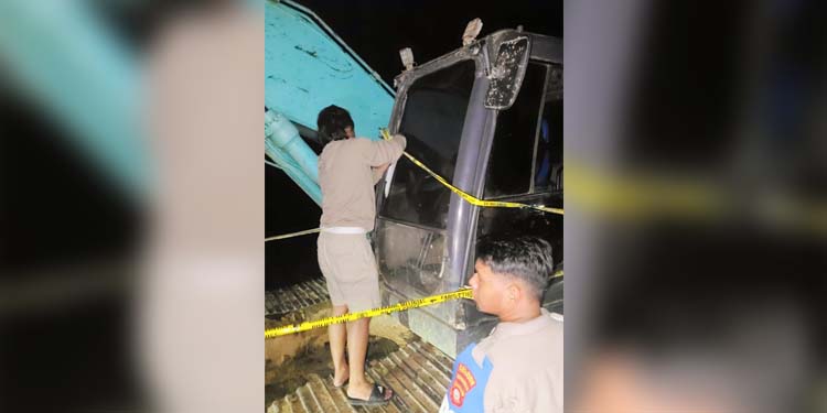 Satu alat berat jenis excavator berhasil diamankan oleh pihak Kepolisian di kawasan hutan yang ada di Desa Iloheluma, Kecamatan Patilanggio.