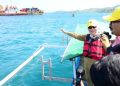 PERTAMA DI SULAWESI - Proyek sambungan listrik dengan sambungan kabel bawah laut untuk Pulau Dudepo, Gorontalo Utara mulai dibangun. Wakil Gubernur Idah Syahidah memantau langsung progresnya, Selasa (7/7). (Foto – Nova/ Diskominfotik)