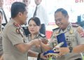 Kapolres Pohuwato, AKBP H. Busroni,S.I.K.,M.H. mendampingi personel Polres Pohuwato yang berhasil meraih prestasi dalam lomba cerdas cermat KUHP dan KUHAP baru.
