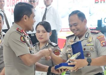 Kapolres Pohuwato, AKBP H. Busroni,S.I.K.,M.H. mendampingi personel Polres Pohuwato yang berhasil meraih prestasi dalam lomba cerdas cermat KUHP dan KUHAP baru.