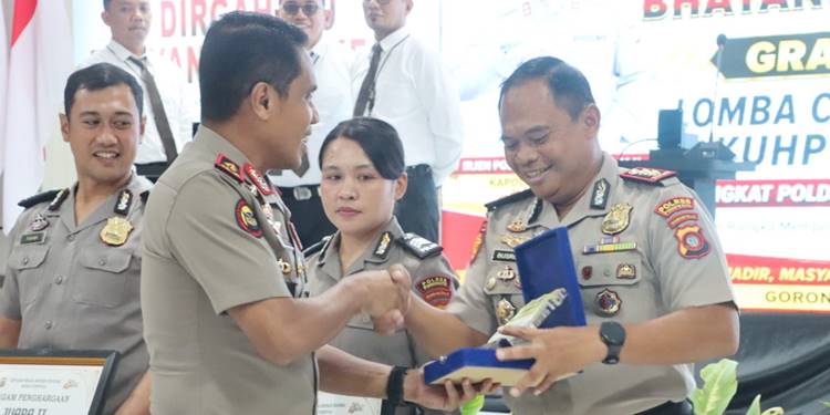 Kapolres Pohuwato, AKBP H. Busroni,S.I.K.,M.H. mendampingi personel Polres Pohuwato yang berhasil meraih prestasi dalam lomba cerdas cermat KUHP dan KUHAP baru.