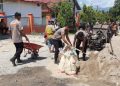 Brimob dan Masyarakat Perbaiki Dua Jalan Rusak
