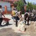 Brimob dan Masyarakat Perbaiki Dua Jalan Rusak