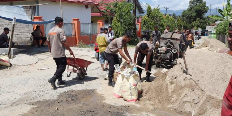 Brimob dan Masyarakat Perbaiki Dua Jalan Rusak