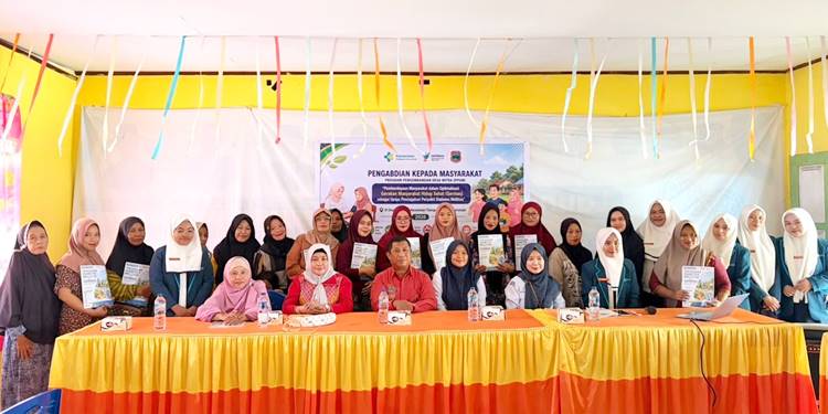 PENGABDIAN MASYARAKAT - Tim pengabdian Masyarakat Poltekkes Kemenkes Gorontalo melakukan edukasi GERMAS dan pelatihan pemanfaatan lahan pekarangan bagi kelompok dasawisma dalam pengukuran faktor risiko diabetes mellitus di Puskesmas Tilango, Kab. Gorontalo. (foto: istimewa)