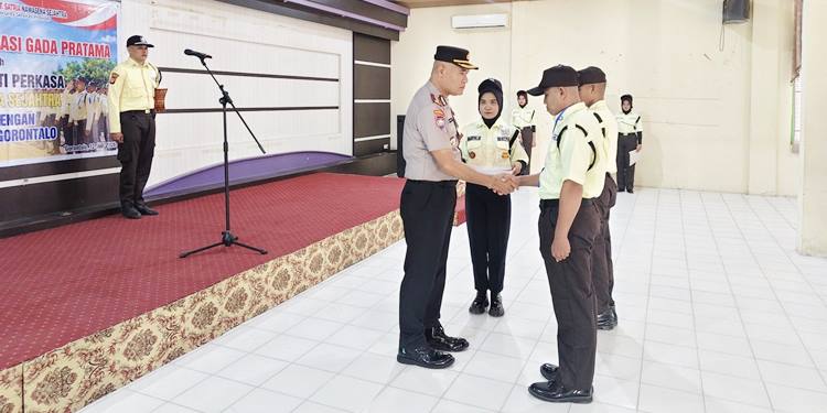 Dir Binmas Polda Gorontalo, Kombes Pol. Imet Chaeruddin Tamsil,S.I.K.,M.M. saat membuka pelaksanaan Diksar Satpam, yang berlangsung di Mess Haji, Kota Gorontalo.