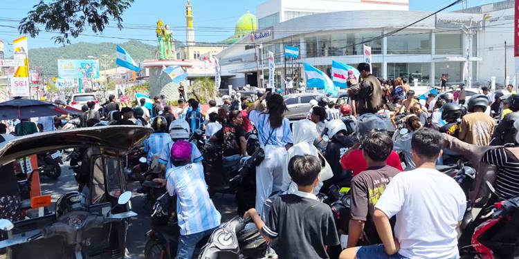 Ratusan pendukung Argentina melakukan konvoi di Bundaran HI. Ahad (12/7). (F. Natha/Gorontalo Post)