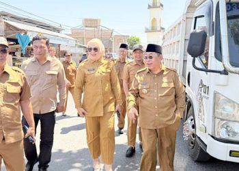 Wali Kota Gorontalo, Adhan Dambea didampingi sejumlah pejabat tengah meninjau proyek perbaikan Eks Jalan Palma, Senin (13/7/2026). (Foto: Prokopim)