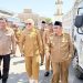 Wali Kota Gorontalo, Adhan Dambea didampingi sejumlah pejabat tengah meninjau proyek perbaikan Eks Jalan Palma, Senin (13/7/2026). (Foto: Prokopim)