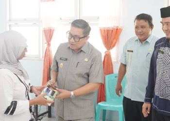 Wawali Indra Gobel ketika menyerahkan bantuan kepada salah satu pelaku UMKM, Selasa (7/7/2026). (Foto: Prokopim)