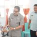 Wawali Indra Gobel ketika menyerahkan bantuan kepada salah satu pelaku UMKM, Selasa (7/7/2026). (Foto: Prokopim)