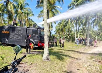 Kendaraan water cannon disiagakan untuk mengantisipasi adanya kebakaran yang ada di lingkungan masyarakat.