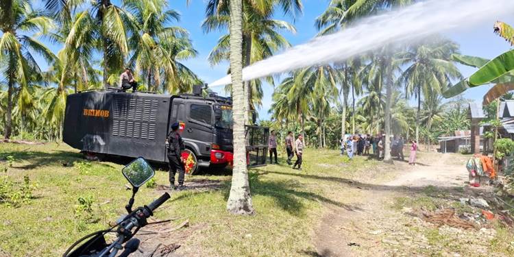 Kendaraan water cannon disiagakan untuk mengantisipasi adanya kebakaran yang ada di lingkungan masyarakat.