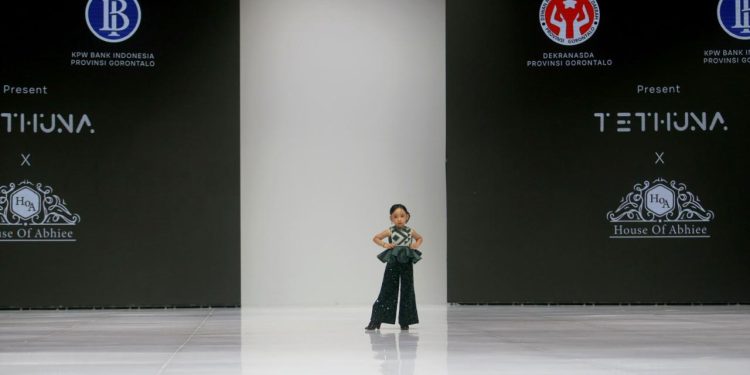 Arraya Naladhipa Ismail, Model Cilik asal Gorontalo Memukau di Indonesia Fashion Week 2026