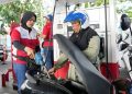 DISTRIBUSI LANCAR - Masyarakat mendapatkan layanan BBM di SPBU. Pertamina memastikan distribusi BBM lancar, dan sesuai kebutuhan masyarakat. (foto: dok-pertamina)