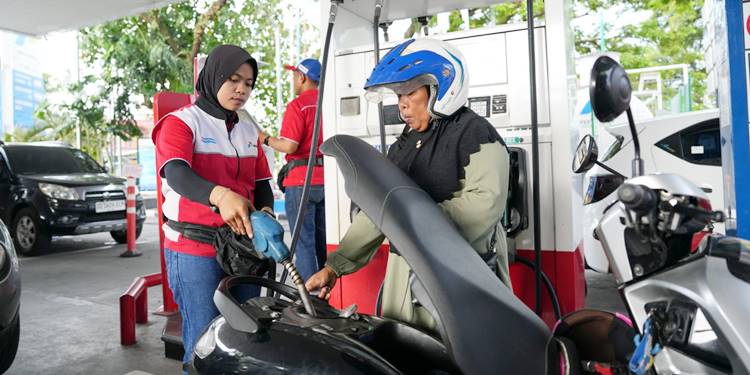 DISTRIBUSI LANCAR - Masyarakat mendapatkan layanan BBM di SPBU. Pertamina memastikan distribusi BBM lancar, dan sesuai kebutuhan masyarakat. (foto: dok-pertamina)