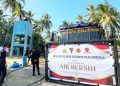 Brimob Salurkan Air Bersih di Limboto