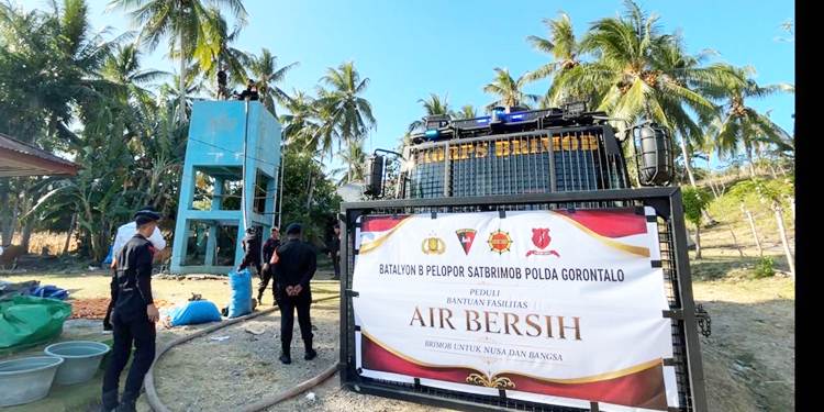 Brimob Salurkan Air Bersih di Limboto
