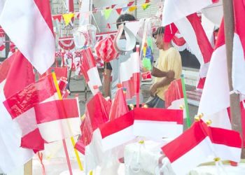 Penjual Bendera Ramai Jelang HUT Kemerdekaan RI