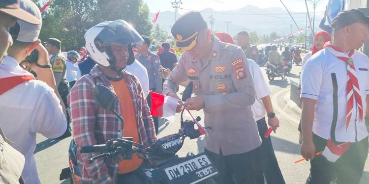 Bendera Merah Putih Dibagikan di Center Point