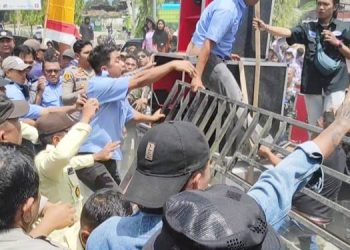 Demo Terlapor PETI Ricuh, Hendak Gembok Pagar Pabrik Gula, Dihadang Pekerja