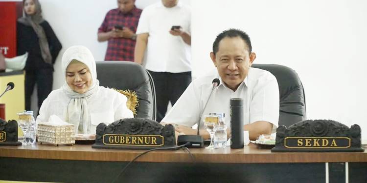 Diisukan Retak, Gusnar–Idah Tampil Bersama Pimpin Rapat
