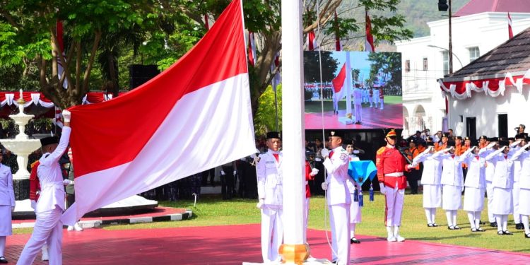 Gubernur Gusnar Serukan Kemerdekaan yang Tak Berhenti di Upacara