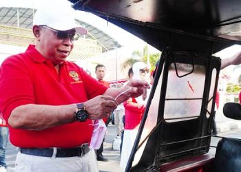 Adhan-Indra Bagikan 10 Ribu Bendera Merah Putih, Simpang Kantor Pos Berubah Jadi Lautan Kebangsaan