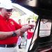 Adhan-Indra Bagikan 10 Ribu Bendera Merah Putih, Simpang Kantor Pos Berubah Jadi Lautan Kebangsaan