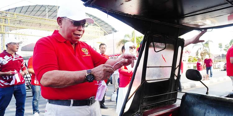 Adhan-Indra Bagikan 10 Ribu Bendera Merah Putih, Simpang Kantor Pos Berubah Jadi Lautan Kebangsaan