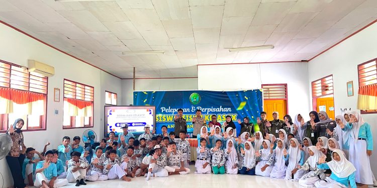 Mahasiswa KKD UMGo Edukasi Bahaya Narkoba Bagi Siswa SMPN Taluditi