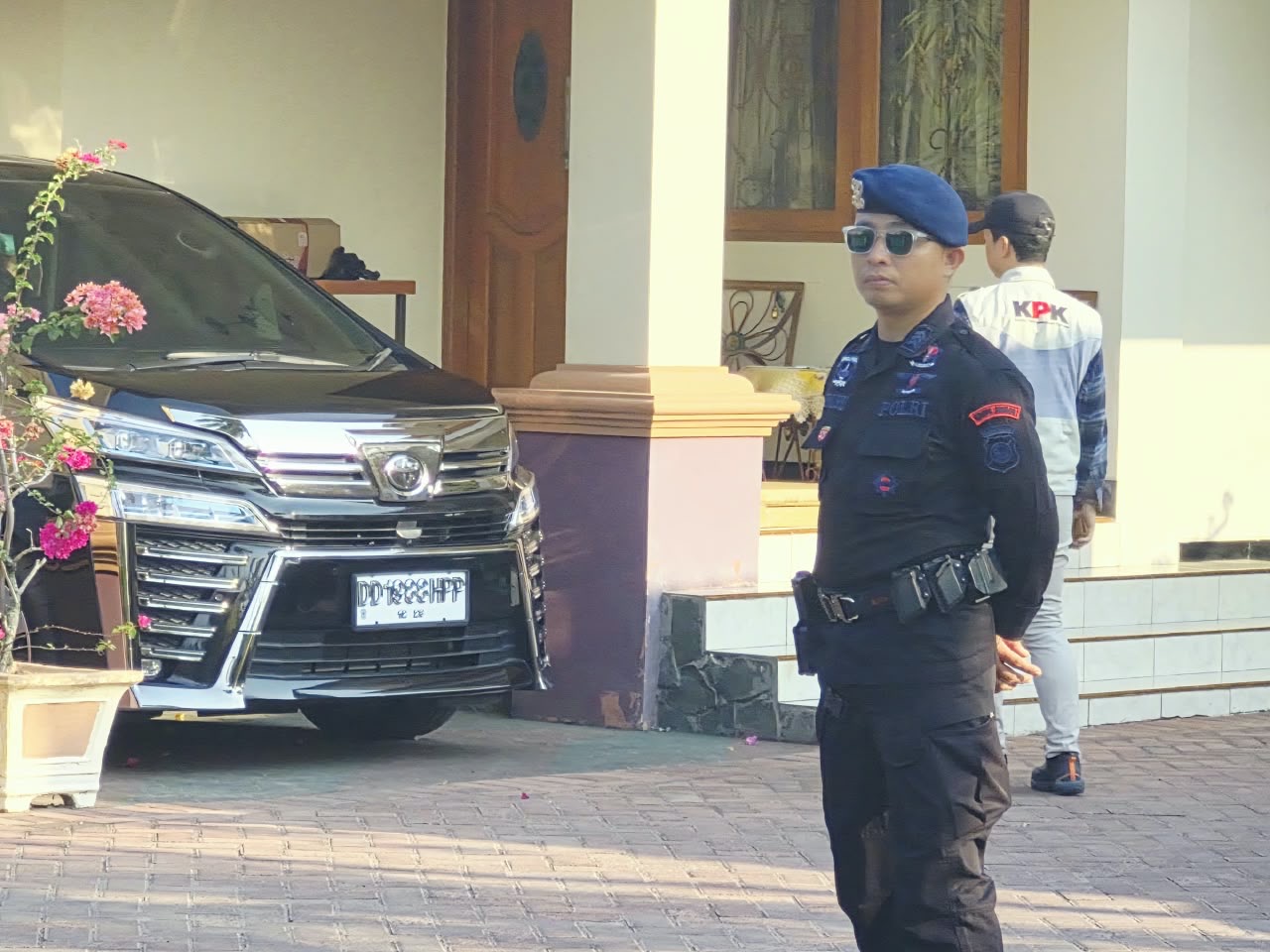Tim KPK saat berada di salah satu rumah di Kelurahan Liliwo, Kota Tengah, Kota Gorontalo. (Foto:natha/ gorontalopost)