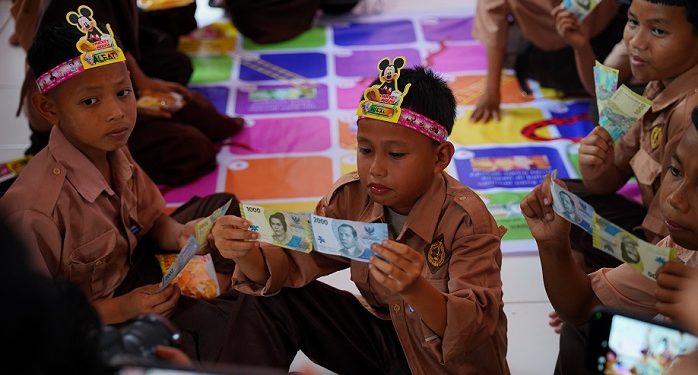 Anak-anak SDN 7 Bone Bonbol Antusias Kenali Rupiah
