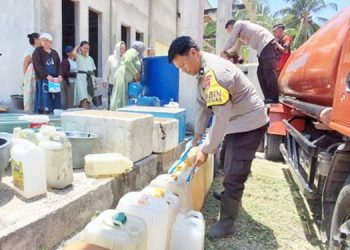 Dampak Kemarau, Kepolisian Rutin Salurkan Air Bersih