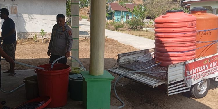 Sumur Warga Mengering, Polsek Boliyohuto Kirim Air Bersih
