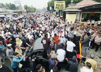 Ribuan Massa Geruduk Polda, Desak Penghentian Dugaan Kriminalisasi Adhan Dambea