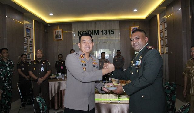 HUT ke 81 TNI: Kapolres Gorontalo dan Kajari Bawa Tumpeng ke Makodim, TNI-Polri-Kejaksaan Perkuat Kebersamaan