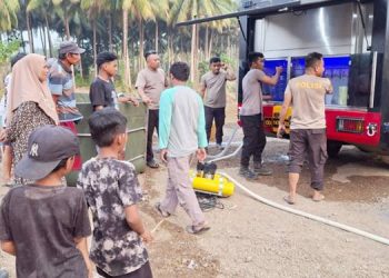 Krisis Air Sasar Atinggola, Hari Kedua Satbrimob Salurkan 25 Ribu Liter Air Bersih