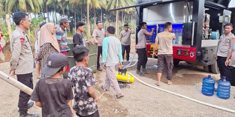 Krisis Air Sasar Atinggola, Hari Kedua Satbrimob Salurkan 25 Ribu Liter Air Bersih
