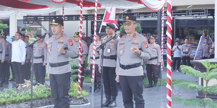 Irjen Pol. Nurworo Terima Pataka Polda Gorontalo
