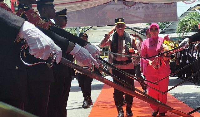 Usai Mopotilolo, Irjen Pol Nurworo Danang Disambut Pedang Pora di Mapolda Gorontalo 